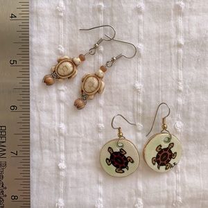 Turtle-theme dangly earrings